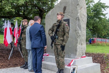 Uroczystość upamiętnienia mjra Adolfa Pilcha - odsłonięcie Kamienia Pamięci przez burmistrza Wisły Tomasza Bujoka i Pawła Pilcha przedstawiciela rodziny